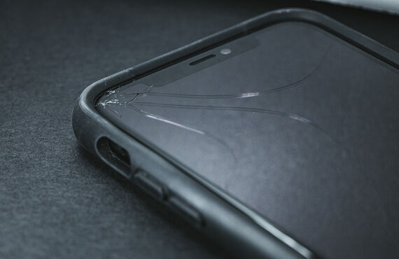 iphoneで機種変更をお考えの方は壊れたからですか？？